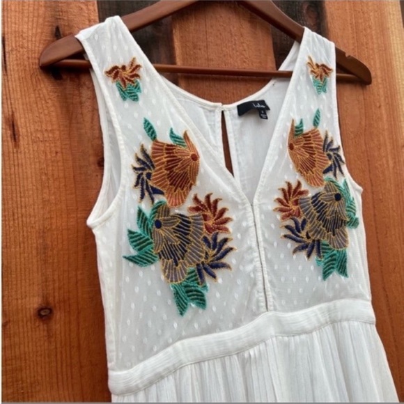 White Bohemian Floral Embroidered Gauzy Maxi Dress 🌿🌿 - Picture 4 of 13